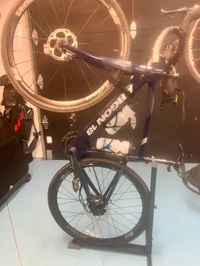 Un an d'usure seulement, 4 supports à vélo pour maximiser l'espace de rangement dans le garage ou ca...