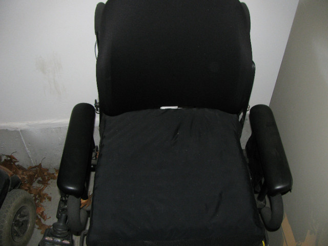 QUANTUM ELECTRIC WHEELCHAIR in Other in Norfolk County - Image 3