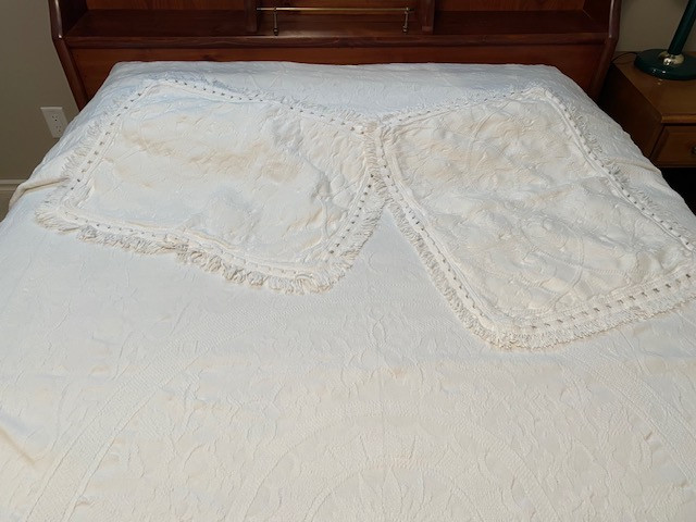 White Queen Bedspread with 2 Shams in Bedding in Moose Jaw - Image 3