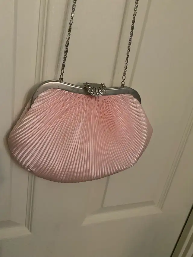 Pink pleated clutch purse with silver chain in Women's - Bags & Wallets in Mississauga / Peel Region - Image 4