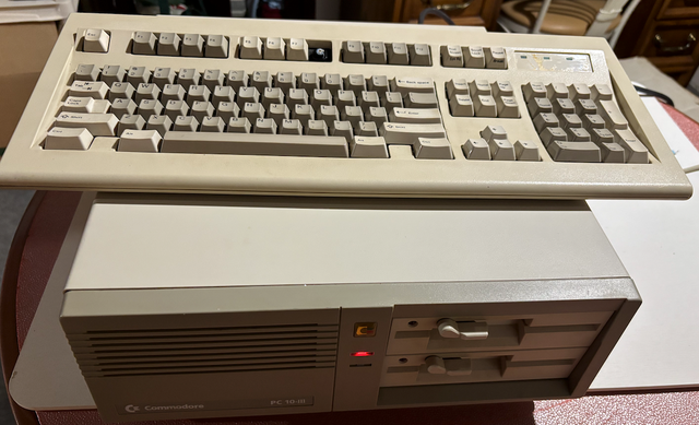 Selling Vintage commodore PC10-III computer and keyboard. in Desktop Computers in Kitchener / Waterloo - Image 3