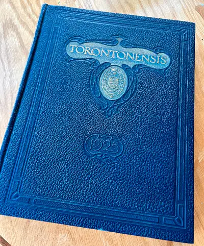 1925 Yearbook from University of Toronto. Features medical school graduate Charles Best, Canadian co...