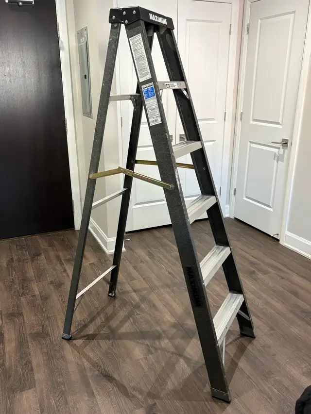 Maximum Fiberglass Step Ladder – 6’6″ Heavy Duty – 250lb Rated in Ladders & Scaffolding in Oakville / Halton Region - Image 4