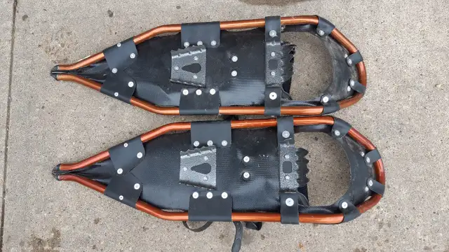 Redfeather Trek 360 Snowshoes 30Inch with poles in Ski in Edmonton - Image 3