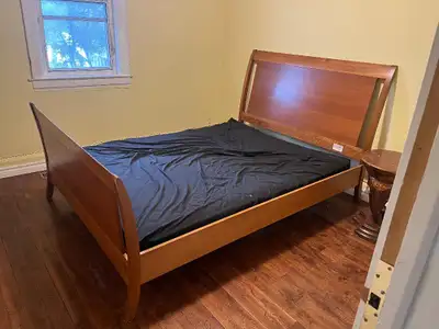 A unique opportunity to rent a huge, bright apartment with access to large backyard, perfect for kid...