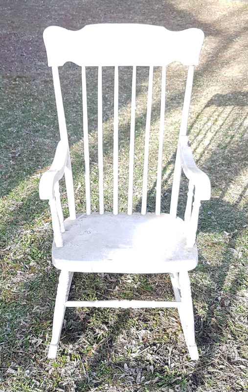 Vintage Rocking Chair in Chairs & Recliners in Ottawa - Image 2