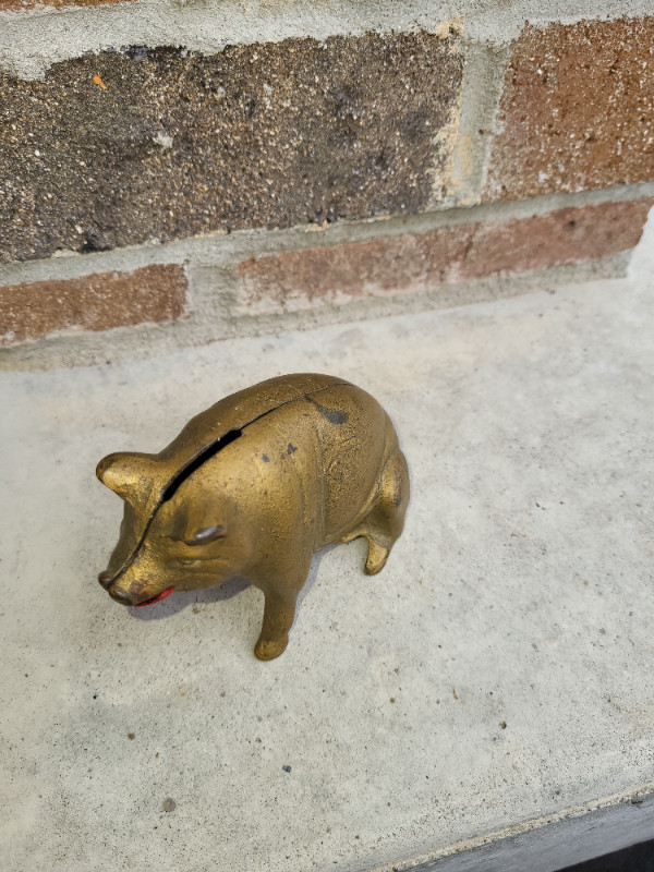 Vintage Cast Iron / Red Lipped Pig Coin Bank/ Piggy Bank in Arts & Collectibles in Hamilton - Image 2