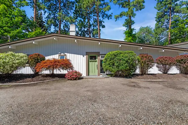 Lakefront Gem in Houses for Sale in Kelowna - Image 7