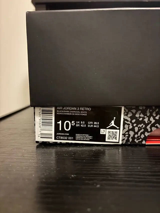 Jordan 3 Black Cat size 10.5 in Men's Shoes in City of Toronto - Image 9