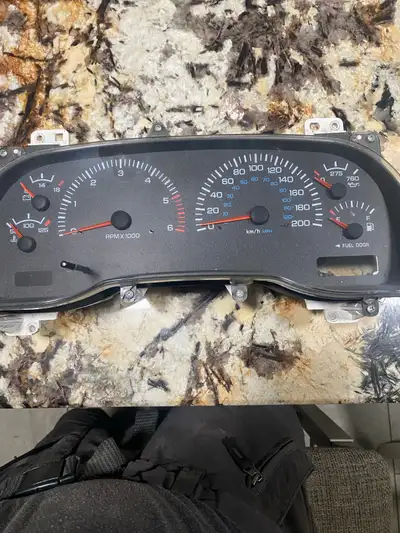 This pre-owned instrument cluster is in good working condition, perfect for replacing a faulty unit...