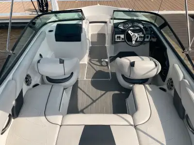 Magnifique bateau à moteur Yamaha 192SX, 19 pieds. Capacité de 7 personnes. Moteur supercharge de 21...