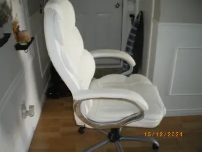 Chaise de bureau blanche a haut dossier, View more