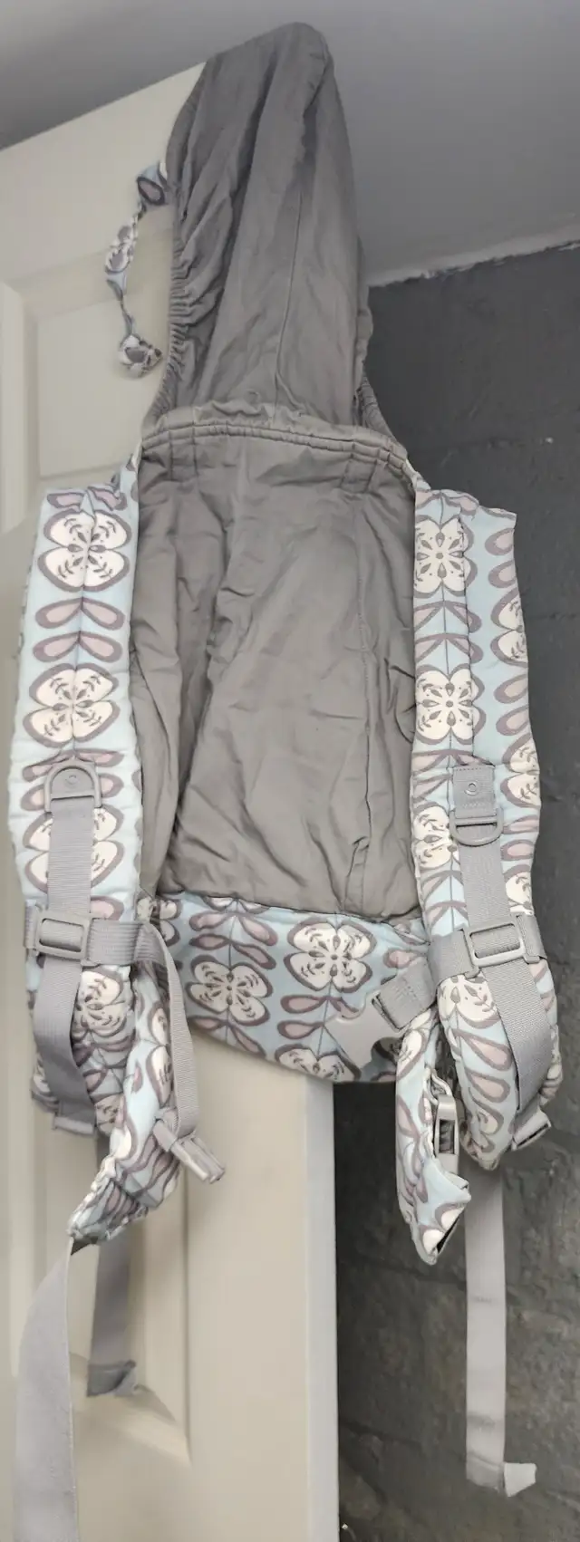 Baby holster in Strollers, Carriers & Car Seats in Hamilton - Image 3