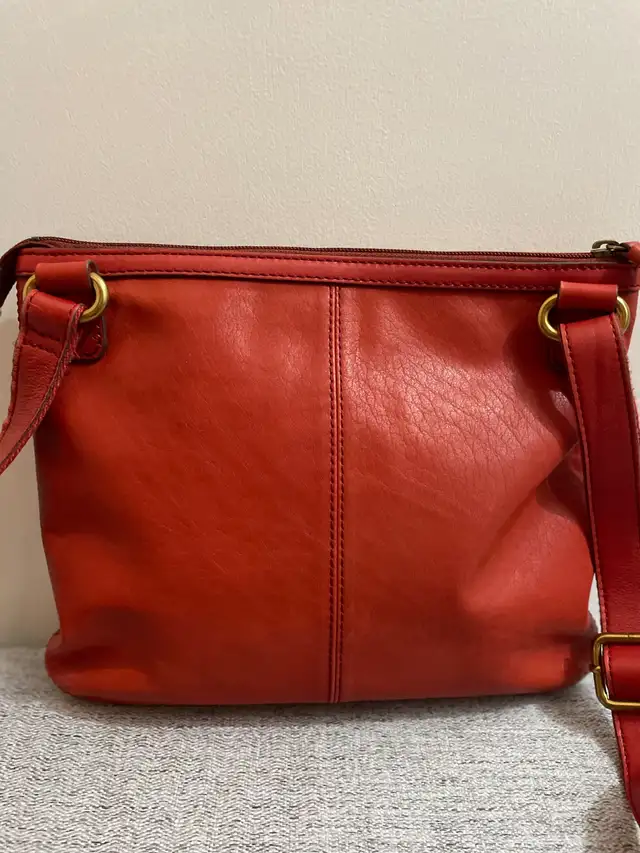 Fossil Leather Crossbody Bag in Women's - Bags & Wallets in Kitchener / Waterloo - Image 2