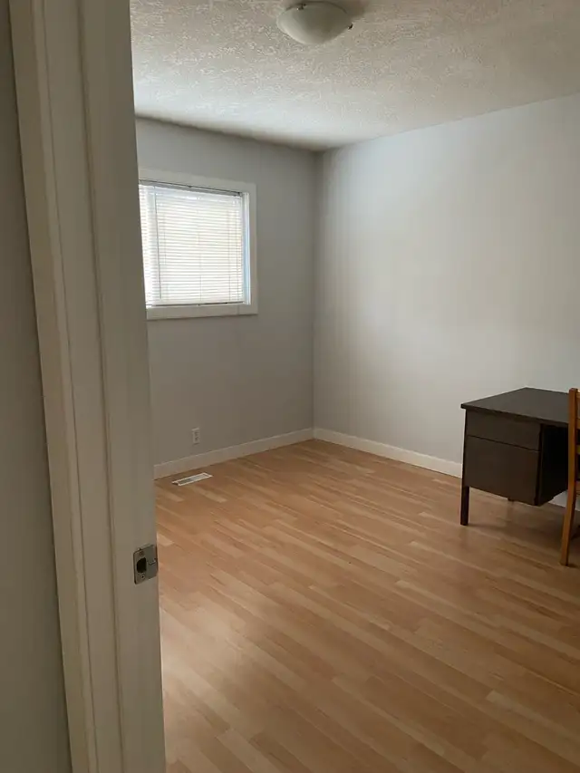main floor room close to SAIT for female 628637564584991226