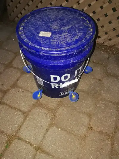 5 Gallon Automatic chicken waterer with 6 cups and feeder with tray bottom. Extra cups included.