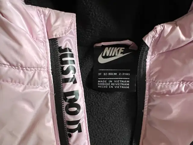Nike toddler girl puffer winter jacket size 3T Arctic Pink in Clothing - 3T in Oakville / Halton Region - Image 4