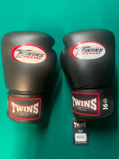 New Twins special 16oz boxing gloves BGVL3 black Brand new $200