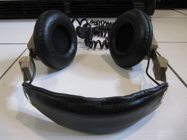 Vintage Realistic Nova 40 Studio Headphones XSound Circa 1970s in Arts & Collectibles in Mississauga / Peel Region - Image 2