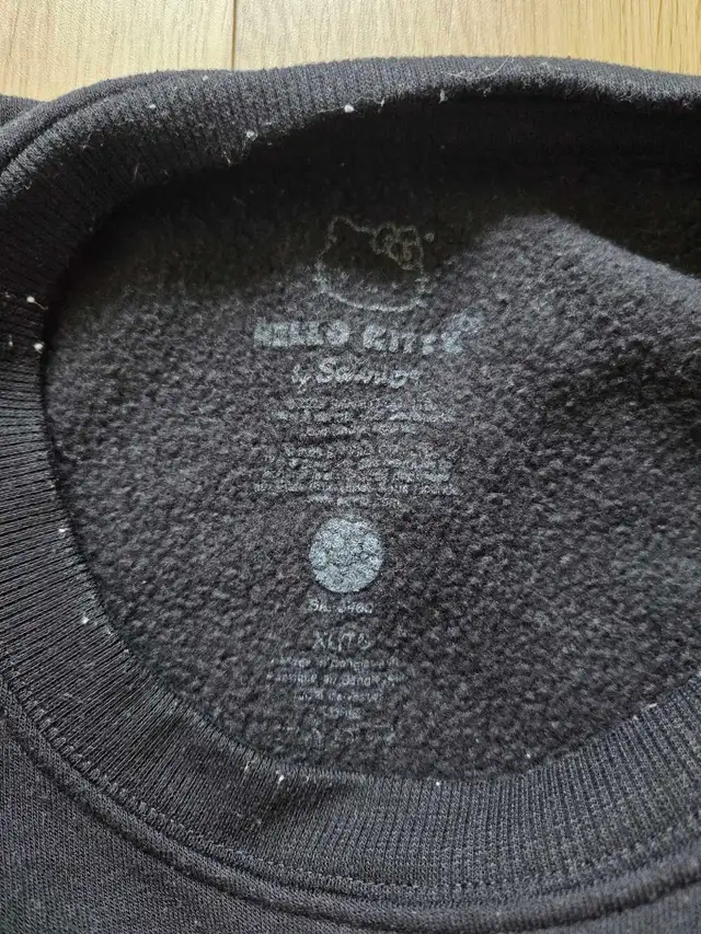 Hello Kitty Crewneck Sweatshirt XL in Women's - Tops & Outerwear in City of Halifax - Image 3
