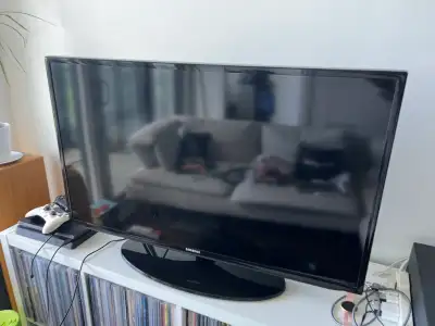 Samsung UN40H5203 40-inch TV, View more