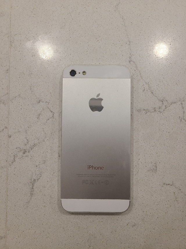 Apple iPhone 5 (Model A1428) + Apple charger & headphones Cell