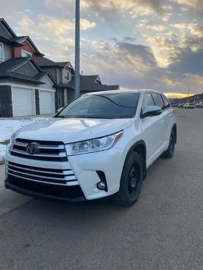 1 owner Toyota Highlander LE 2018. 3,5 L Active status. Heated front seats. The car has a third fold...