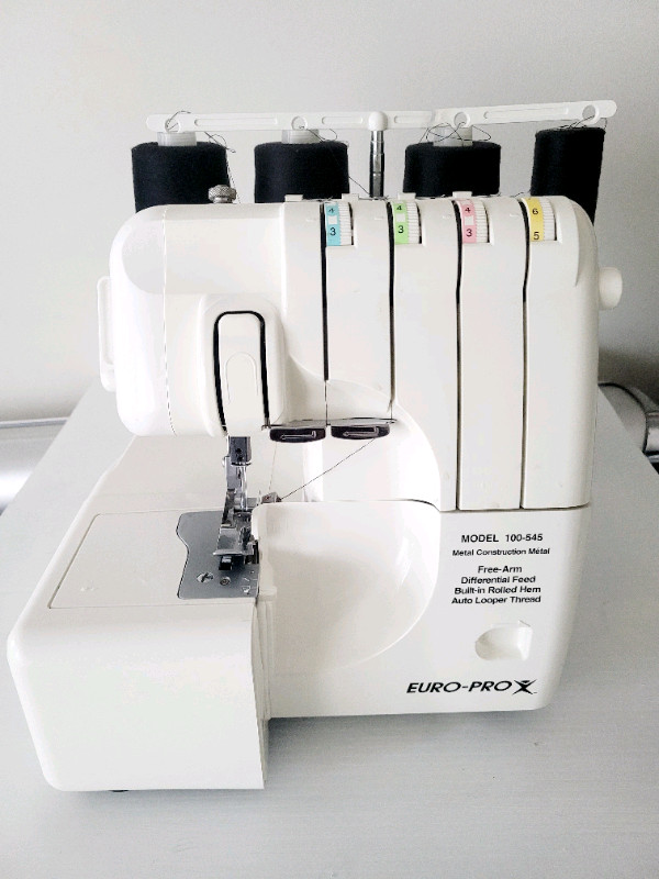 EURO PROX Serger Sewing Machine Model 100545 For PARTS / REPAIRS dans Loisirs et artisanat  à Ville de Montréal