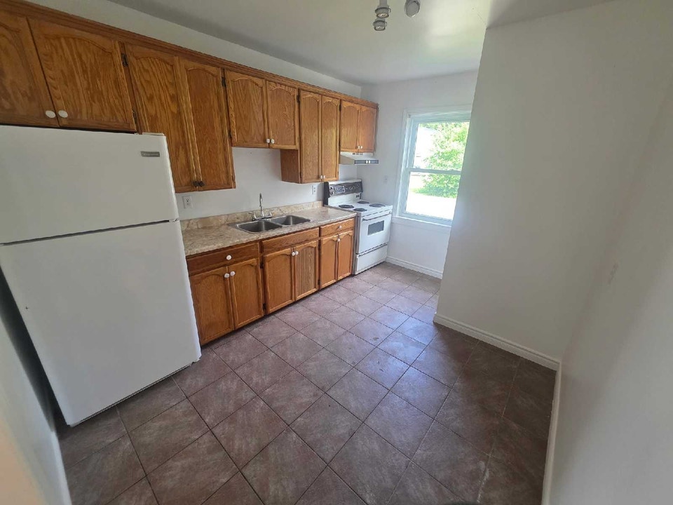 Main Floor 2 Bedroom/1 Bathroom For Rent 3