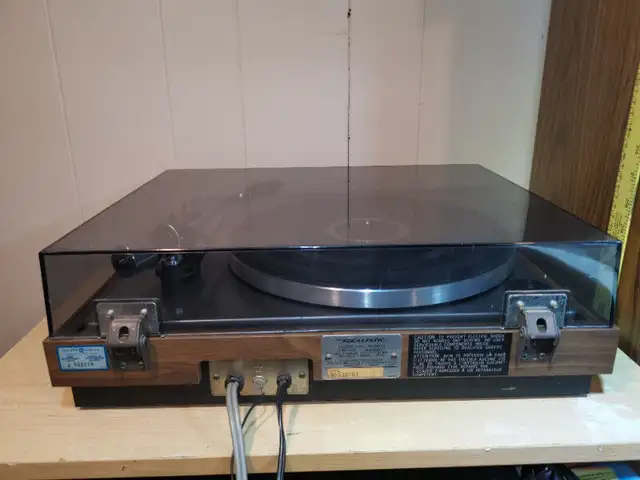 Vintage Realistic Turntable Model R-8010 in Stereo Systems & Home Theatre in Mississauga / Peel Region - Image 6