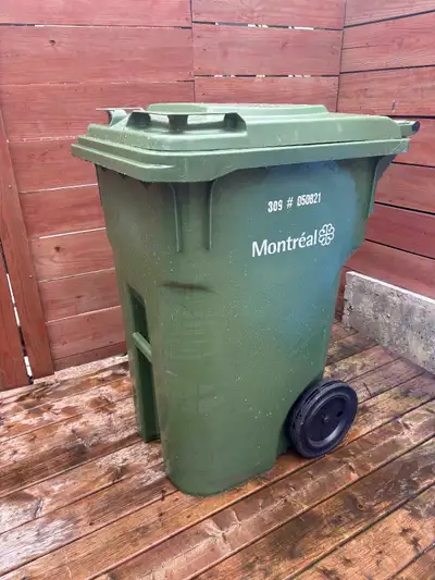 Ce bac de recyclage vert d'une capacité généreuse de 176 litres est l'outil robuste idéal pour la ge...