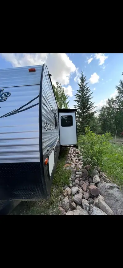 2017 Springdale Summerland 2960BH Sleeps 8 comfortably including: Private bedroom with walk-around q...