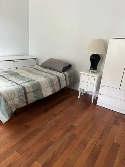 Plusieurs chambres de différentes tailles sont disponibles pour location de 6 mois et plus. Prix ent...