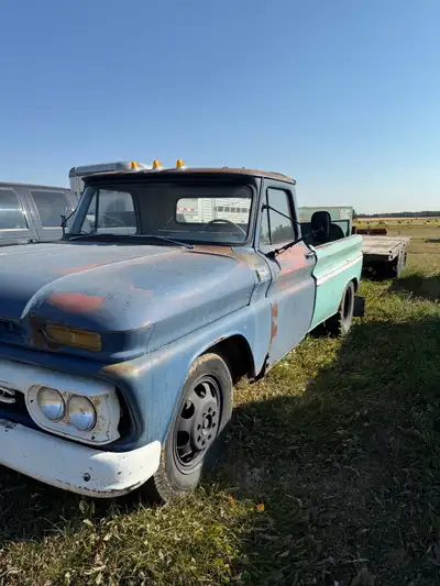 Dually with fleet side fenders Homemade 5th wheel hitch Inline 6 engine Runs and drives Great farm t...