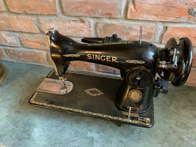 Antique Singer Sewing Machine in Arts & Collectibles in Oshawa / Durham Region - Image 6