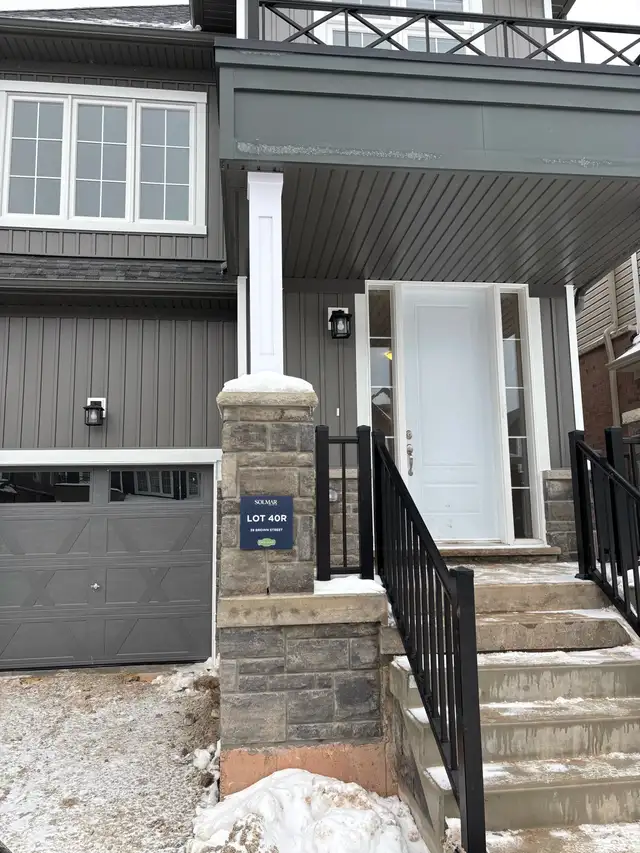 4 Bedrooms 2.5 washrooms - Semidetached in Long Term Rentals in Oakville / Halton Region - Image 2