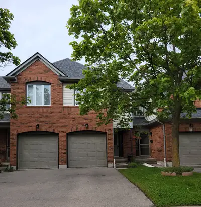 3bd + den , 1.5 bath townhouse in headon forest