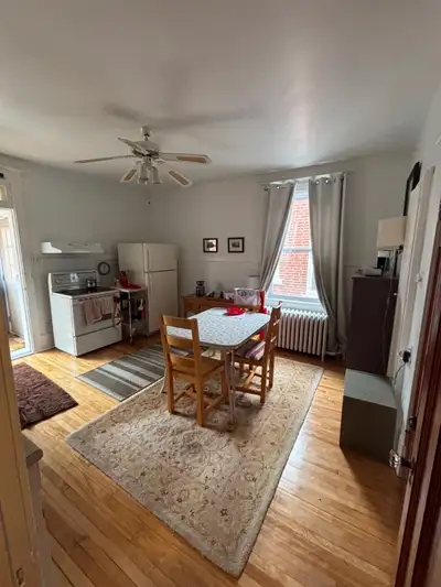 À deux pas du métro Villa-Maria et du Village Monkland. Tranquille, spacieux et lumineux appartement...