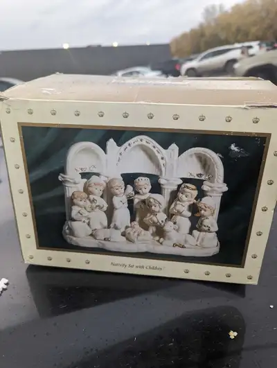 New Nativity Set with Children, Ivory and gold porcelain, View more