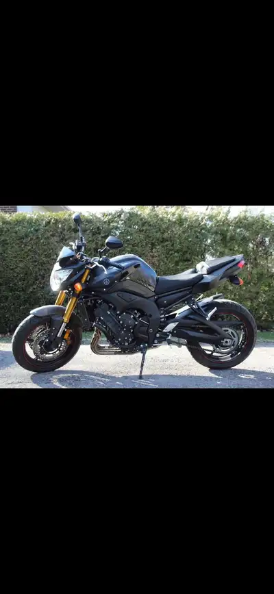 Salut! Je vend ma moto sport Touring Yamaha FZ8 2013 800cc Elle a 27 000 km Toujours super bien entr...