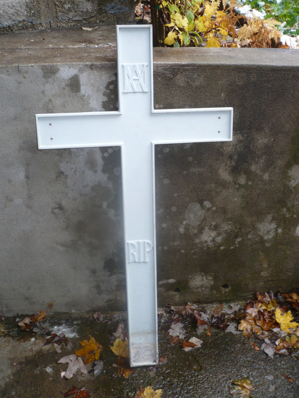 Vintage Croix en aluminium provenant d'un cimetière désaffectée dans Art et objets de collection  à Ville de Montréal - Image 4