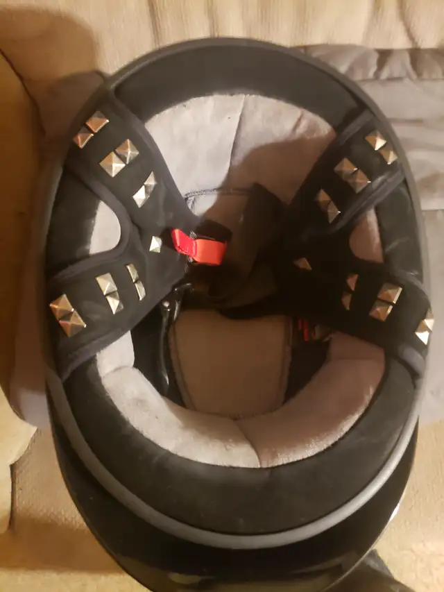 Nice womans motocycle helmet in Other in Ottawa - Image 4