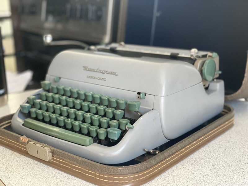 1958 Remington LetterRiter Manual Typewriter w/Hard Case Arts
