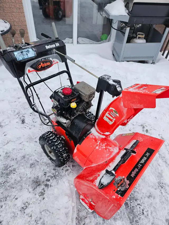 Souffleuse ariens deluxe 24 in Snowblowers in Saguenay - Image 4