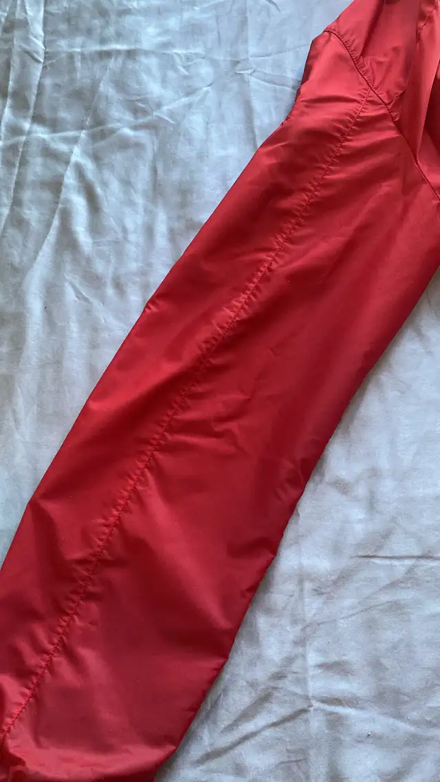 Prada Veste Rouge Windbreaker in Men's in Mississauga / Peel Region - Image 4