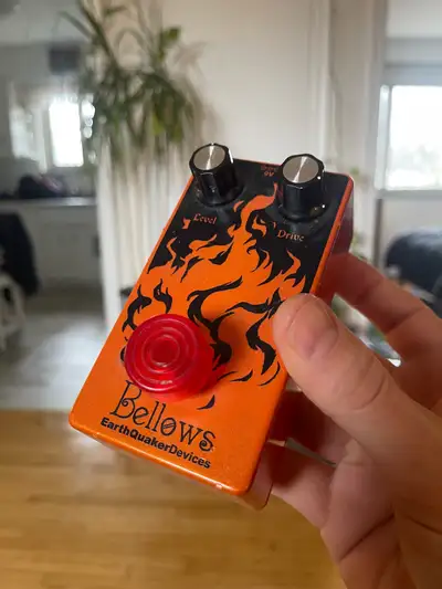 I'm selling an EarthQuaker Devices Bellows pedal, which delivers a unique blend of fuzz and overdriv...