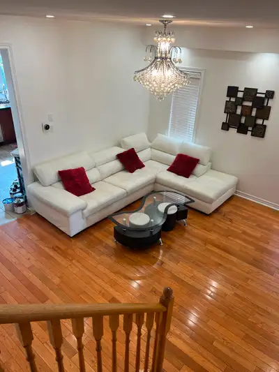 Newly renovated room in a big detached house. Close to all major schools, colleges, restaurants & ba...