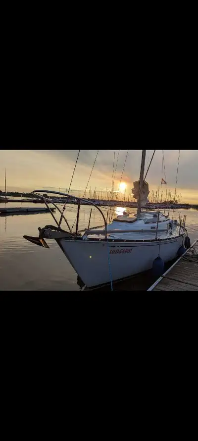 Pret a naviguer, présentement a quai au CVDM, place dispo (a discuter). Toutes les voiles en bonne c...