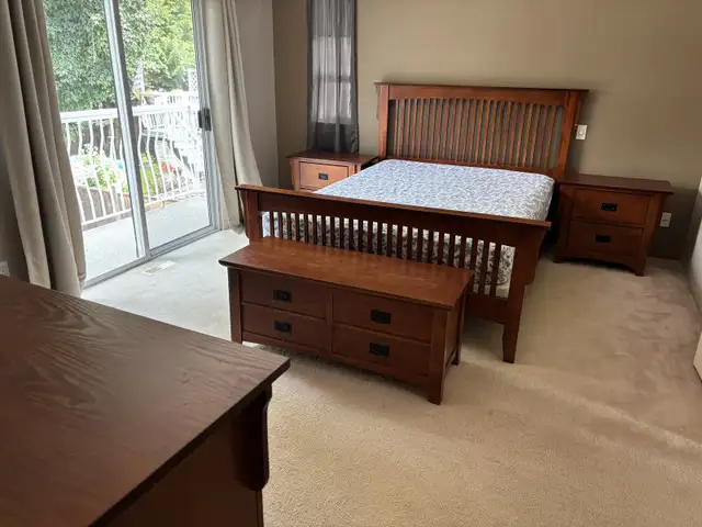 Bedroom Set (5 pieces) in Multi-item in Burnaby/New Westminster - Image 5