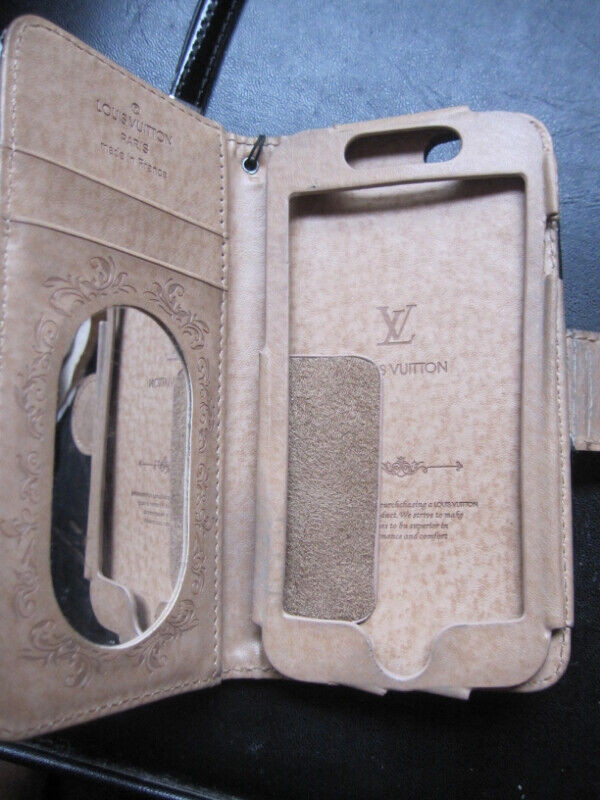 Louis Vuitton  Leather Iphone Folio Case Cell   Phone  Wallet in Cell Phone Accessories in City of Toronto - Image 3